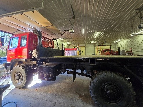 right side view of truck